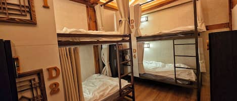 Asrama Umum Basic, hanya perempuan | Tirai kedap cahaya, setrika/meja setrika, dan Wi-Fi gratis