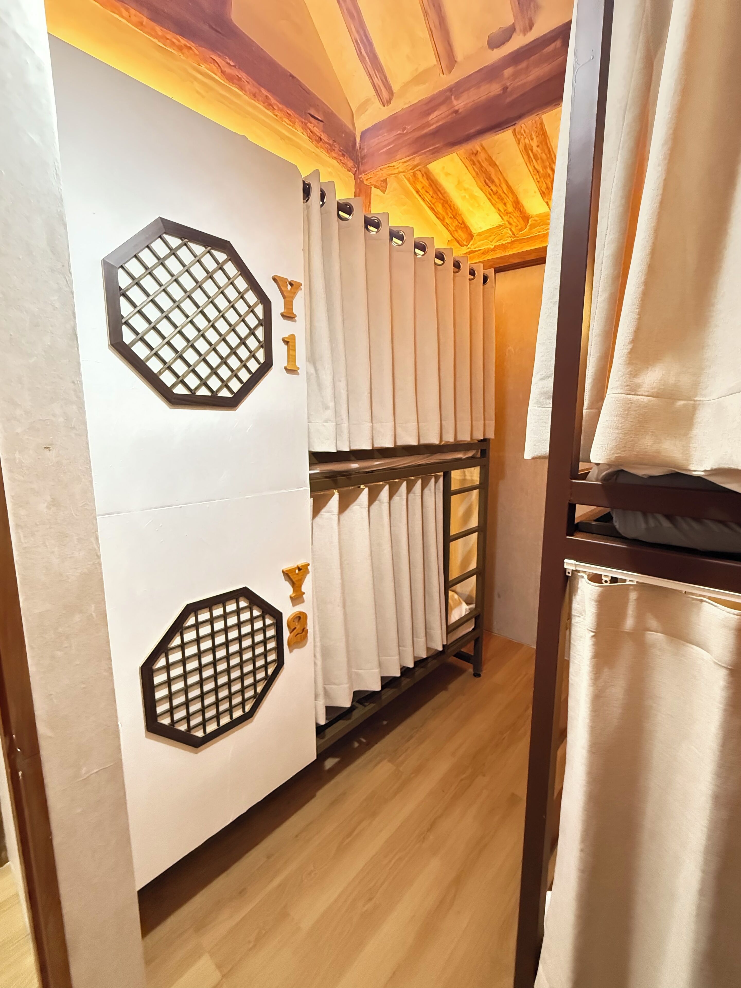 Verdunkelungsvorhänge, Bügeleisen/Bügelbrett, kostenloses WLAN