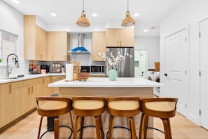 Fridge, microwave, oven, stovetop - Stylish Retreat w/ Bowling, Ping Pong & Outdoor (Midway City)