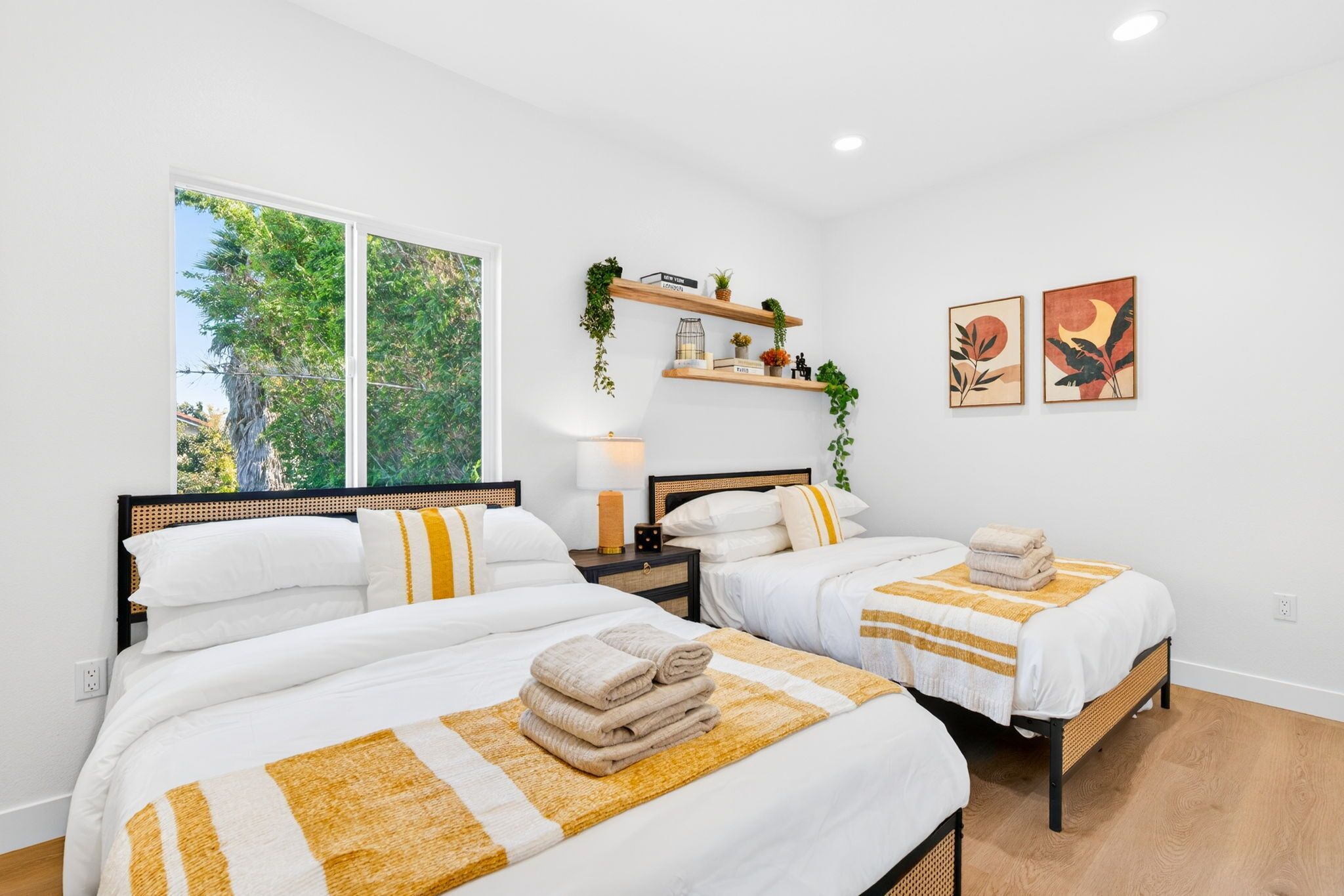 4 habitaciones, escritorio y tabla de planchar con plancha 