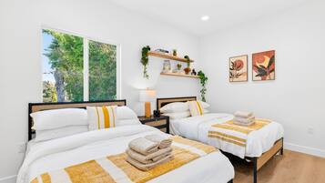 4 habitaciones, escritorio y tabla de planchar con plancha