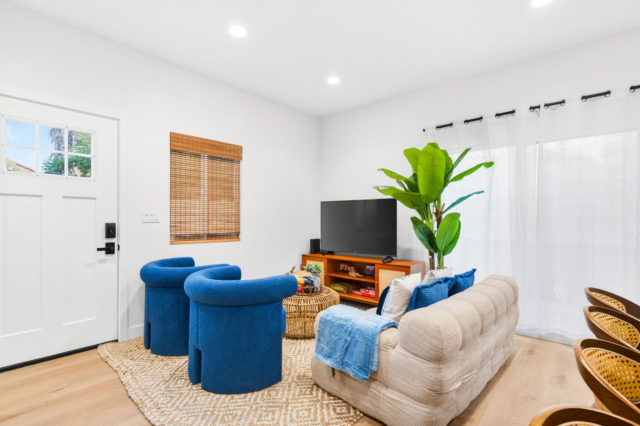 Smart TV, futbolito, mesa de ping pong, libros