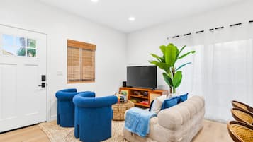 Smart TV, futbolito, mesa de ping pong, libros