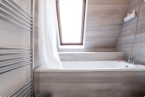 Hair dryer, towels, soap, toilet paper - Luxury Garden Terrace - 4BR in Fulham (London)