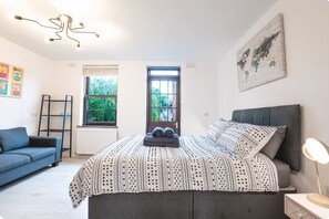4 bedrooms, iron/ironing board, WiFi, bed sheets - Luxury Garden Terrace - 4BR in Fulham (London)