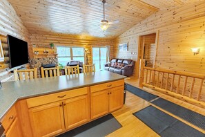 Smart TV, fireplace - Lost on Purpose-Just listed! Lakefront-Near Pictured Rocks National Lakeshore (Wetmore)