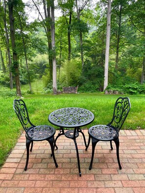 Outdoor dining - Peaceful Unit with Scenic Views (Springfield)