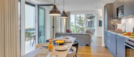 Geladeira, micro-ondas, fogão, lava-louças