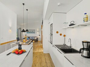 Kühlschrank, Mikrowelle, Ofen, Geschirrspüler