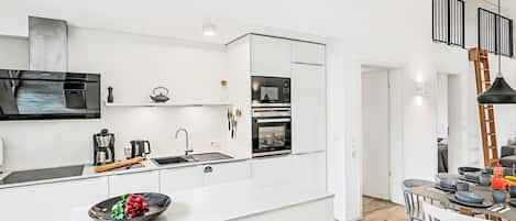 Réfrigérateur, micro-ondes, four, lave-vaisselle