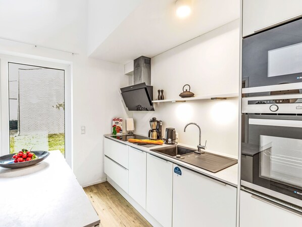 Kühlschrank, Mikrowelle, Ofen, Geschirrspüler