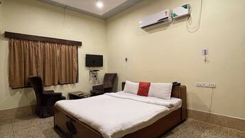 Deluxe Room | Desk, free WiFi