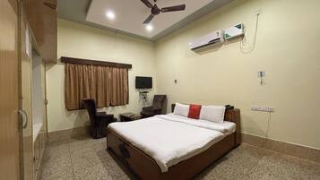 Deluxe Room | Desk, free WiFi