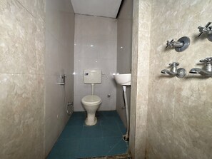 Standard Room | Bathroom | Shower, towels, shampoo