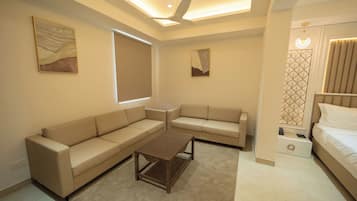 Suite estudio Premium | Escritorio, espacio para trabajar con un portátil, wifi gratis