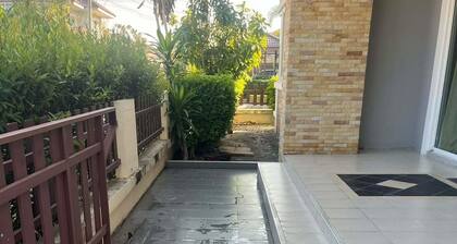 3-bedroom house in quaint Tambon Nong Hong with AC