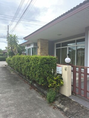 Exterior detail - 3-bedroom house in quaint Tambon Nong Hong with AC (Tambon Nong Hong)