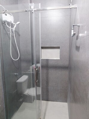 Serviettes fournies, savon, papier toilette