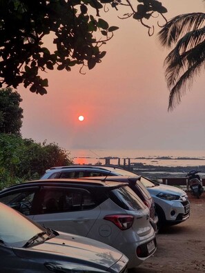 Di pantai, pasir putih 