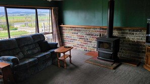 Living area - Inviting Tuatapere House: 10 Min to Waiau Mouth & Clifden Bridge, Close to Shops (Tuatapere)