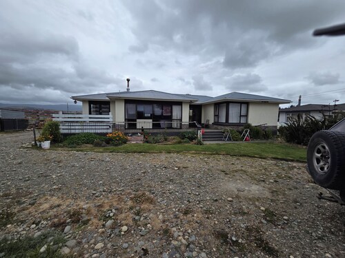 Inviting Tuatapere House: 10 Min to Waiau Mouth & Clifden Bridge, Close to Shops