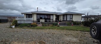 Inviting Tuatapere House: 10 Min to Waiau Mouth & Clifden Bridge, Close to Shops