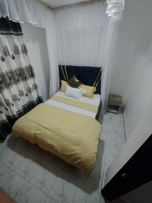 2 bedrooms, iron/ironing board, WiFi, bed sheets - Lakeview Apartments - Luxurious stay a stone throw from the city centre. (Kisumu)