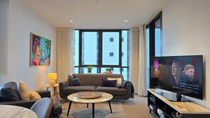 Smart TV, books - Prime Broadbeach Location w/Pool free parking (Broadbeach)