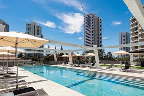 Outdoor pool - Prime Broadbeach Location w/Pool free parking (Broadbeach)