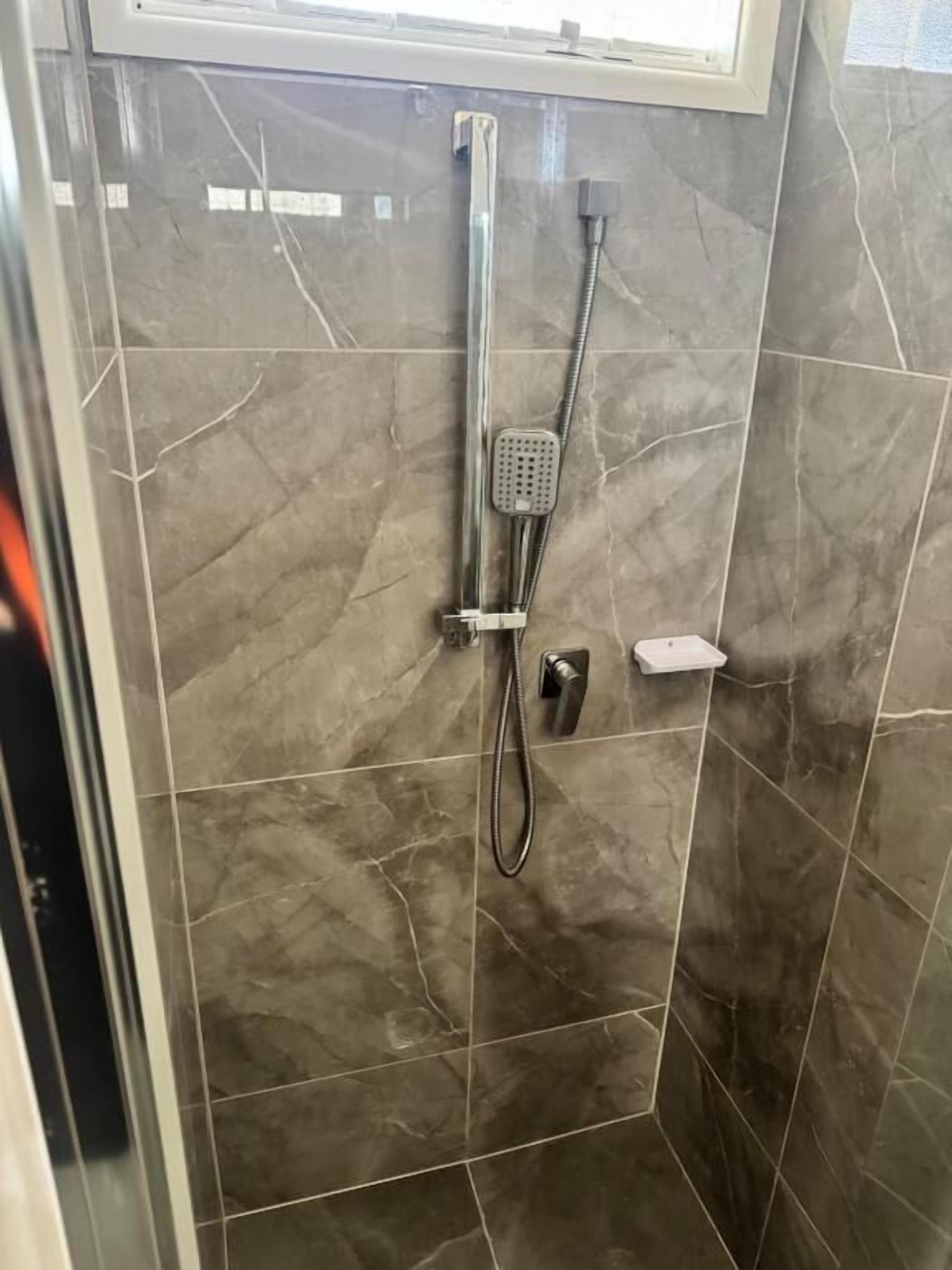 ฝักบัว, ผ้าเช็ดตัว, สบู่, กระดาษชำระ