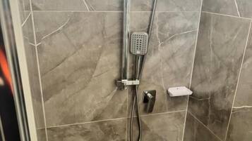 ฝักบัว, ผ้าเช็ดตัว, สบู่, กระดาษชำระ