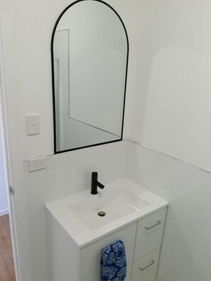 Shower, handuk, sabun, dan tisu toilet