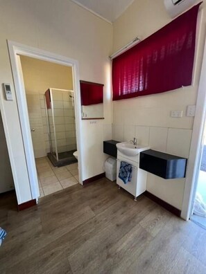 ฝักบัว, ผ้าเช็ดตัว, สบู่, กระดาษชำระ