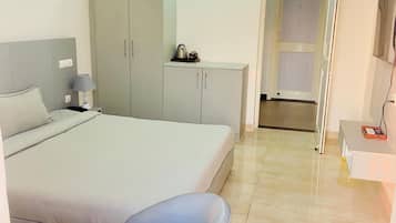 Deluxe Room, City View | Desk, free WiFi