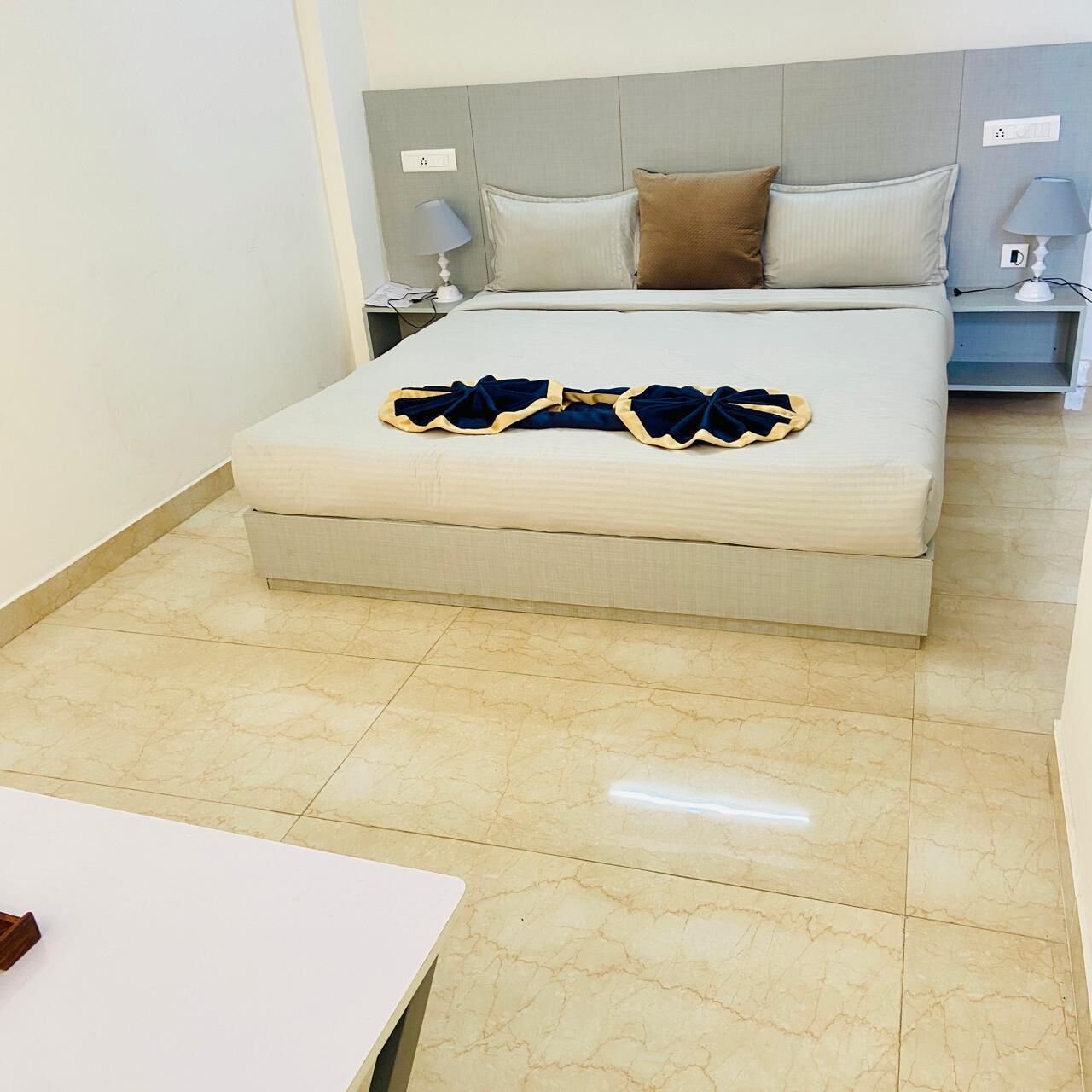 Family Room, City View | Desk, free WiFi