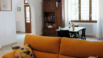 Smart-TV, Kamin, Tischtennisplatte