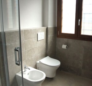 تجهيزات دش، مجففات شعر، مراحيض شطف، مناشف