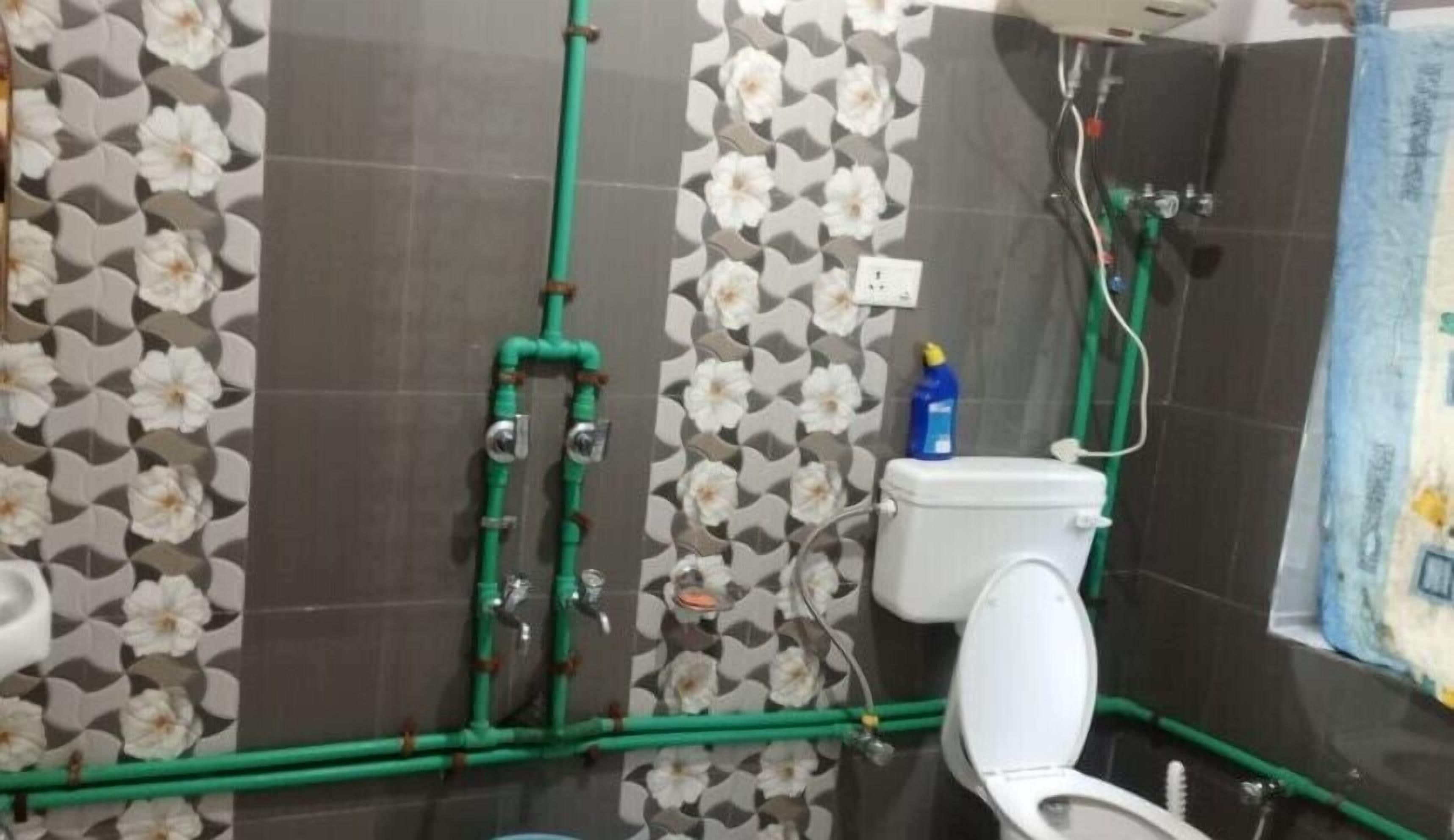 Double Room | Bathroom | Shower, free toiletries, towels, soap