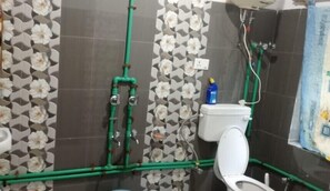 Double Room | Bathroom | Shower, free toiletries, towels, soap - Shiva Home Stay (Lahul)