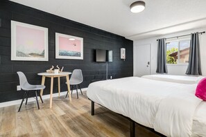 Silitysrauta/-lauta, Wi-Fi, vuodevaatteet