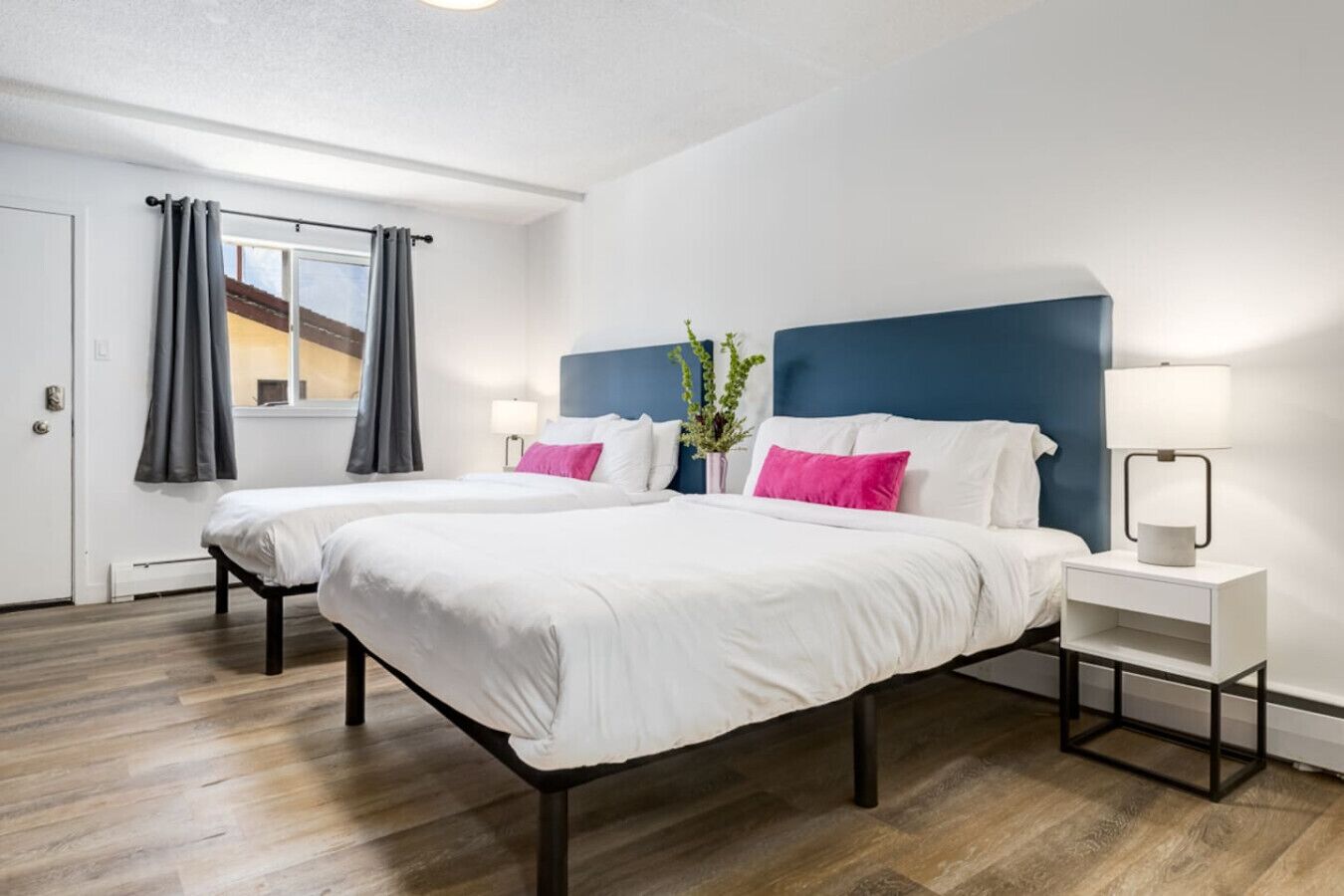 Tabla de planchar con plancha, wifi y ropa de cama 