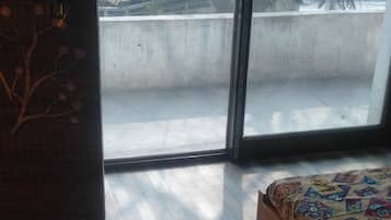 Comfort eenpersoonskamer, uitzicht op binnenplaats | Een bureau, gratis wifi