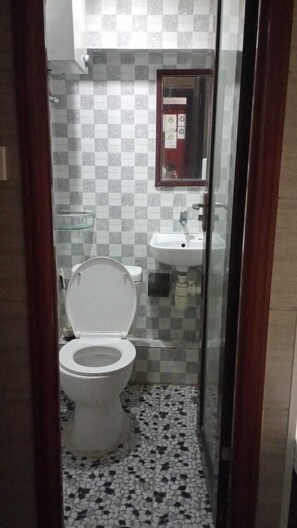 Bathroom - EVEREST BASE CAMP HOSTEL (Kowloon)