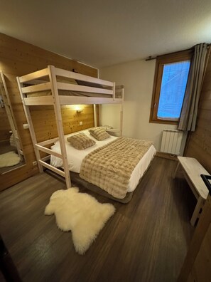 1 غرفة نوم ومكواة/لوح كي