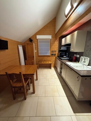 經典公寓 | 私人廚房 | 電冰箱、微波爐、烤箱、爐台