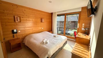 Appartement Classique, balcon, vue jardin | Literie de qualité supérieure, coffres-forts dans les chambres, bureau