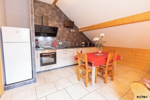 Classic Apartment | Private kitchen | Fridge, microwave, oven, stovetop - La Maison (Amnéville)