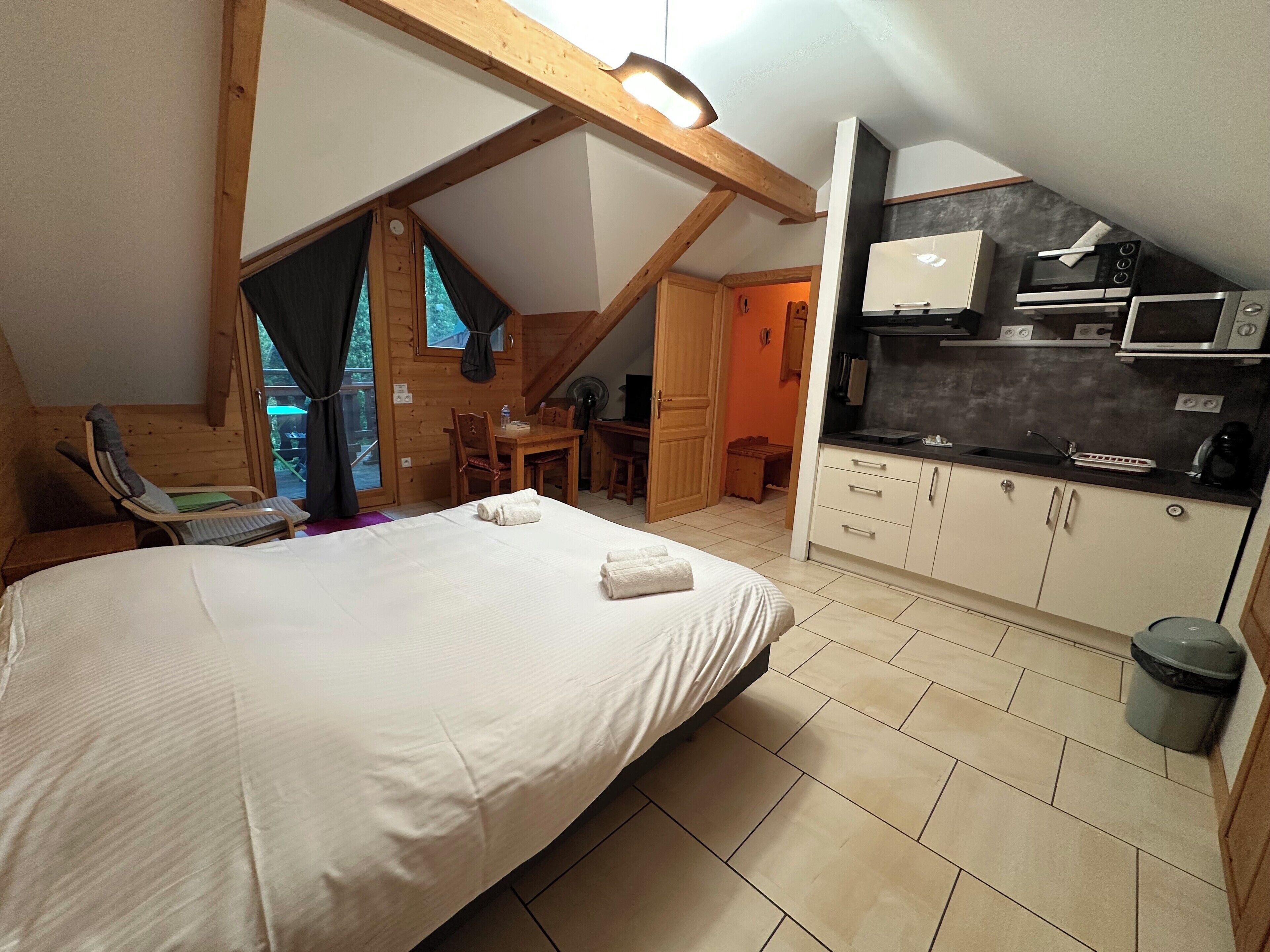 ห้องคลาสสิกสตูดิโอ | เครื่องนอนระดับพรีเมียม, ตู้นิรภัยในห้องพัก, โต๊ะทำงาน, Wi-Fi ฟรี