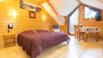 In-room safe, desk, free WiFi