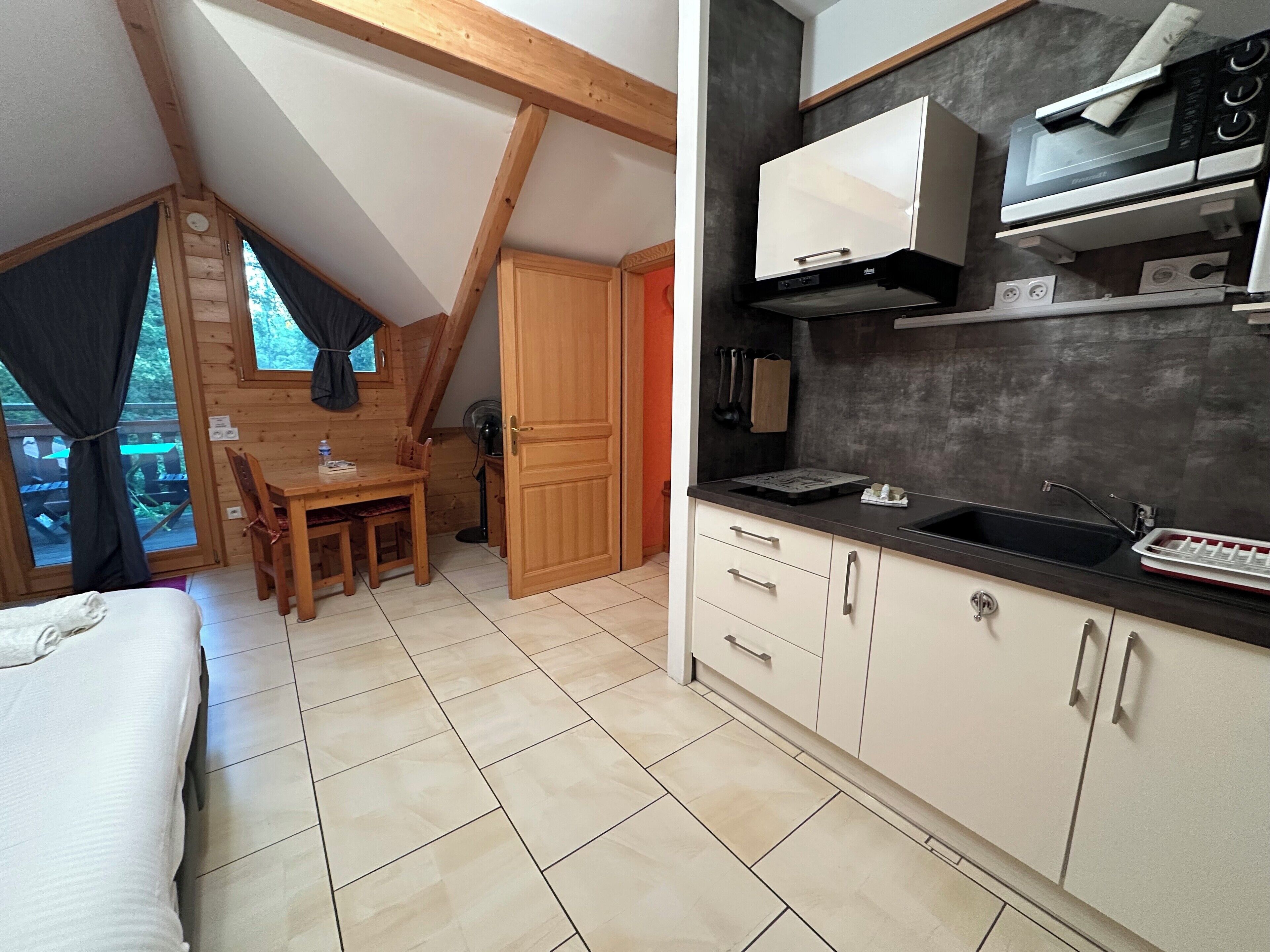 Studio Classique | Cuisine privée | Réfrigérateur, micro-ondes, four, plaque de cuisson